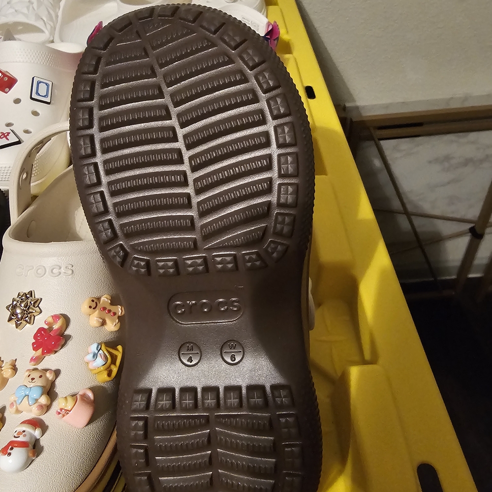 🎁 NEW! Customized Mocha Stacked Crocs w/ Exclusive Christmas Charm Set - Picture 6 of 8